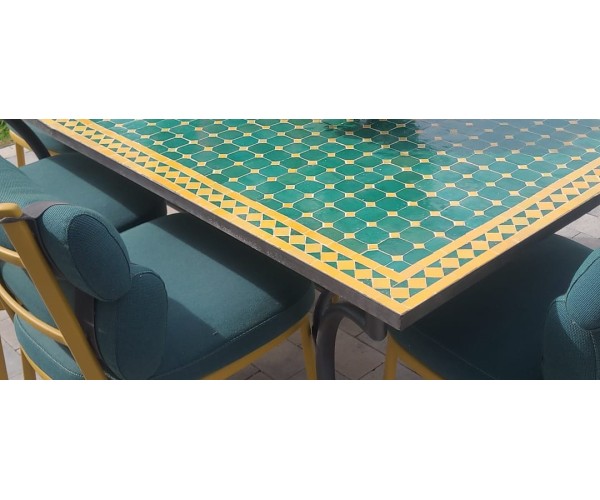 mesa de mosaico verde y puntos amarillos