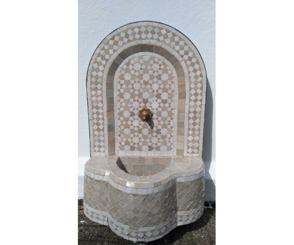 Fuente de mosaico árabe con arco blanca