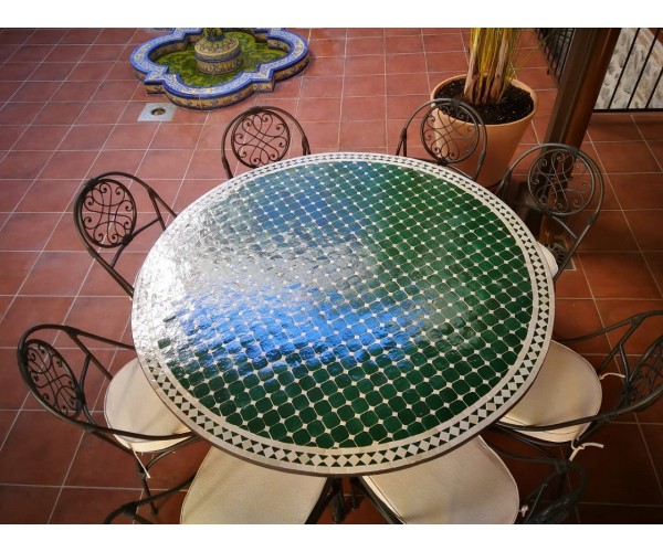 Mesa árabe de mosaico verde y beige