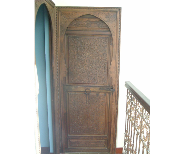 Puerta árabe de madera tallada