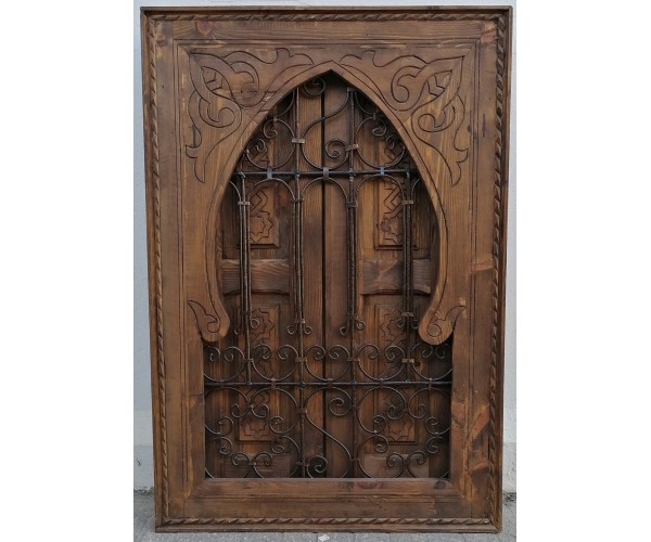 Ventana de madera con reja y puerta